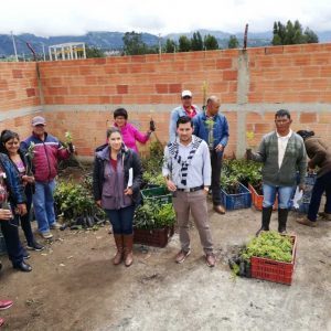 Entrega de material vegetal a usuarios municipio de Paipa
